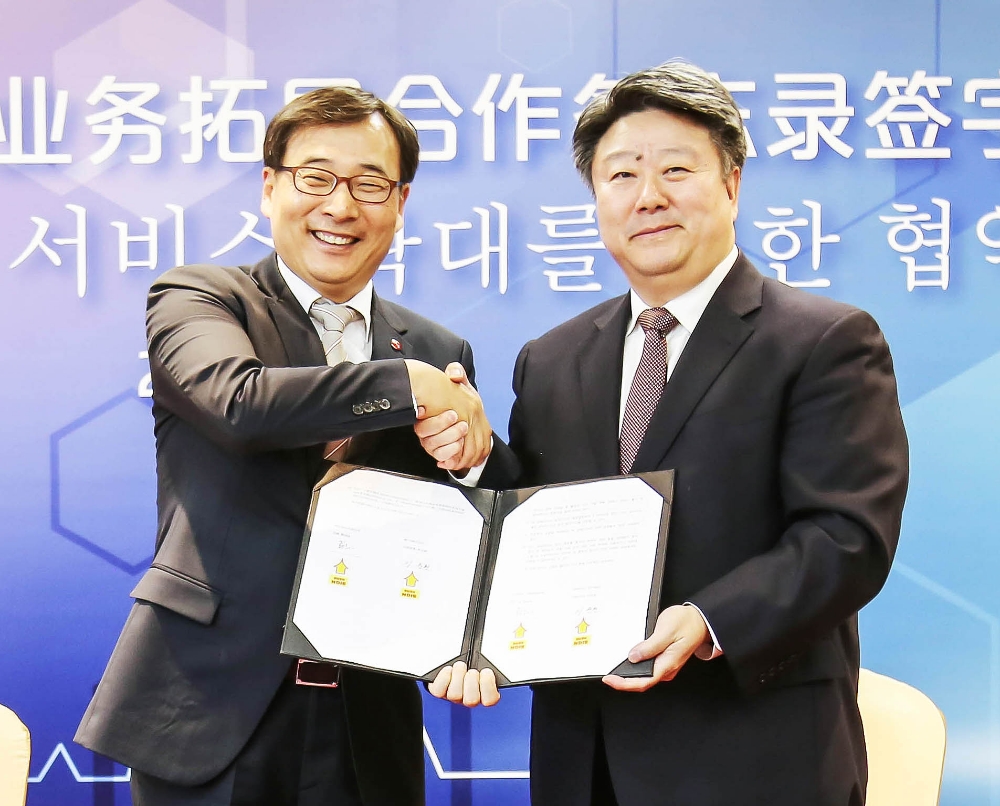 △(왼쪽부터) 이문환 BC카드 사장, 차이찌앤뽀 유니온페이(UPI) 총재가 업무협약 이후 기념 사진을 촬영하고 있다./사진=BC카드