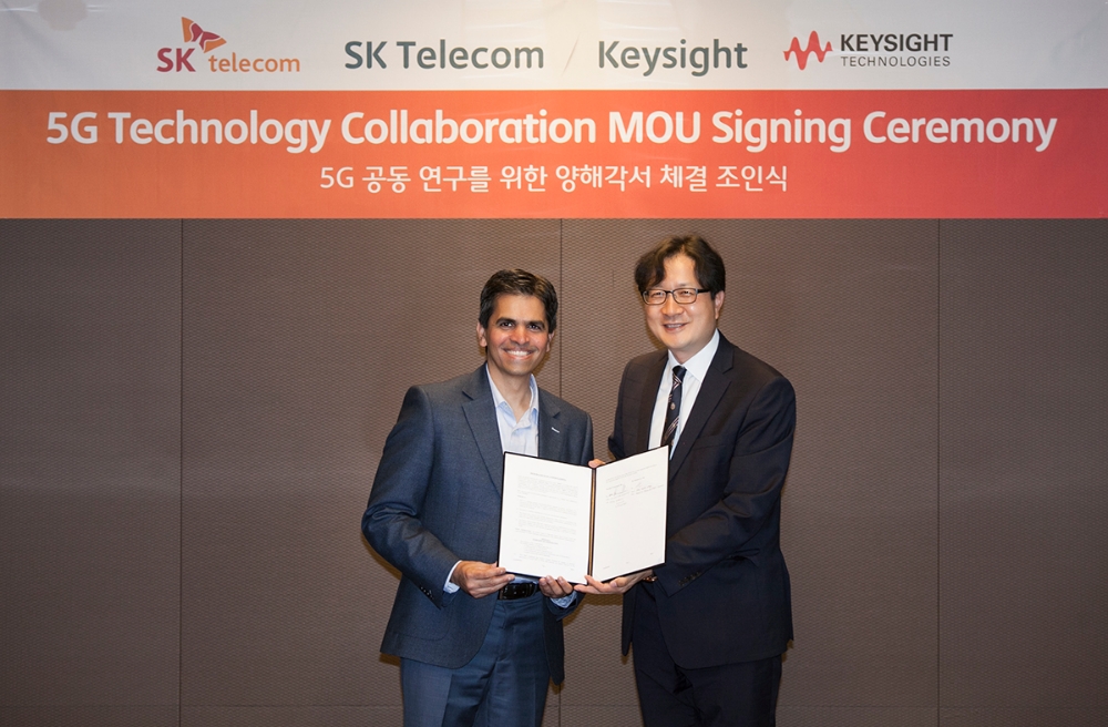 △업무 협약에 참여한 카일라시 나라야난 키사이트 무선사업본부장(왼쪽)과 박종관 SK텔레콤 네트워크 기술원장이 기념 사진 촬영을 하고 있는 모습