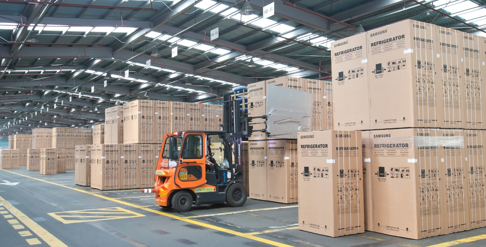 △삼성전자 광주사업장에서 생산된 프리미엄 냉장고가 전국의 유통 채널로 운송되기 전에 물류창고에 보관되고 있다 / 사진=삼성전자