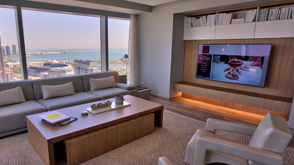 △LG전자가 최근 미국 시카고에 위치한 ‘메리어트 마르키스 시카고’ 호텔에 ‘LG 올레드 호텔 TV’ 45대를 스위트룸 등 시설에 설치해, 세계 고객들에게 차원이 다른 화질과 세련된 디자인을 알린다. 사진은 ‘LG 올레드 호텔 TV’가 객실에 설치된 모습 / 사진=LG전자