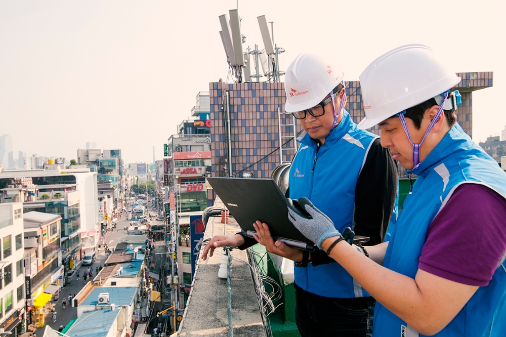 △서울시 마포구 홍대 인근에서 SK텔레콤 직원들이 기지국 용량 증설 작업을 하고 있는 모습 / 사진=SK텔레콤