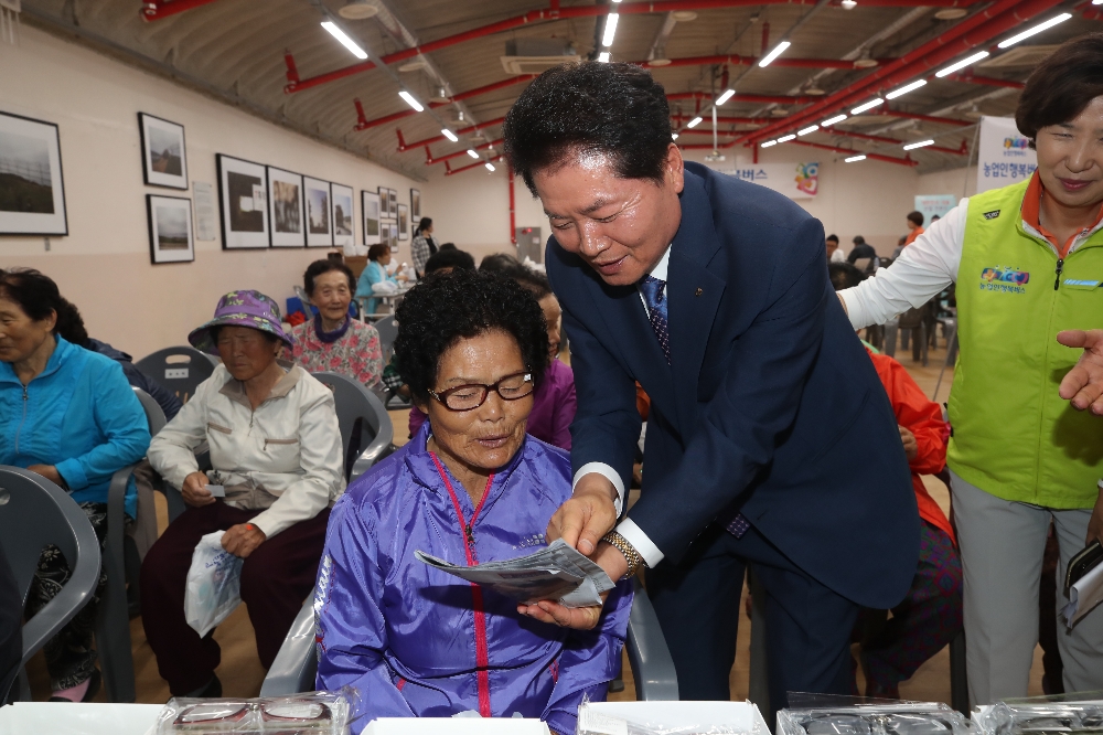 농협, 백령도 농업인 행복버스 지원