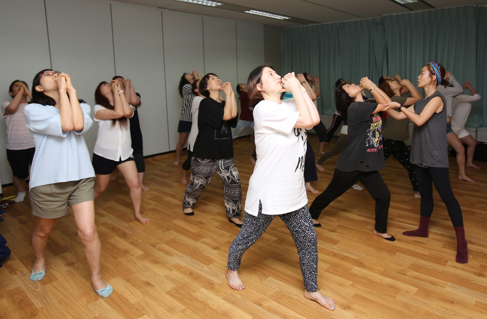 △한화생명 콜센터 상담사들이 해피아트콜 무용 클래스에 참여해 스트레칭을 하고 있다. / 사진=한화생명