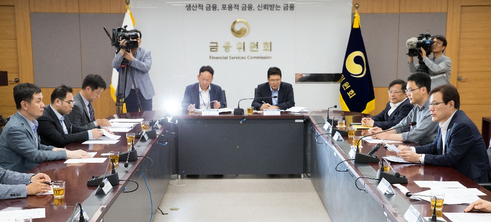 최종구 금융위원장(사진 오른쪽 가운데)은 12일 정부서울청사 금융위원회에서 '테크 자문단(TAG)' 2차회의를 열어 금융분야의 블록체인 기술 및 클라우드 서비스의 동향과 전망에 대해 논의했다. / 사진= 금융위원회