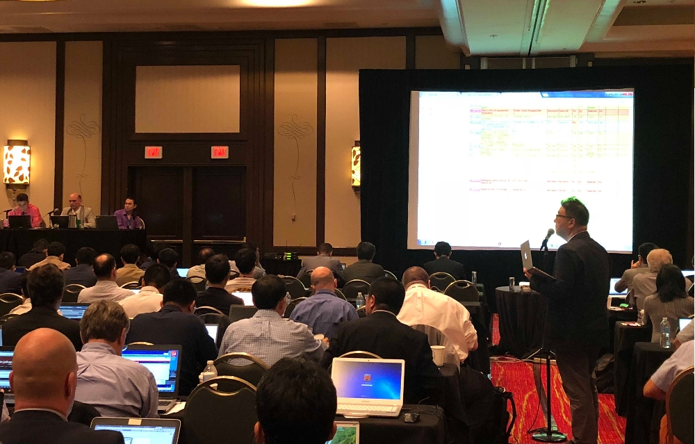 △13일(현지시각) 미국 라호야(La Jolla)에서 개최된 3GPP(이동통신 표준화 국제 협력 기구) 80차 무선총회의에서 황정우 KT 융합기술원 책임연구원이(사진 오른편 마이크 옆) 주파수 기술 연구 보고서를 발표하고 있다 / 사진=KT