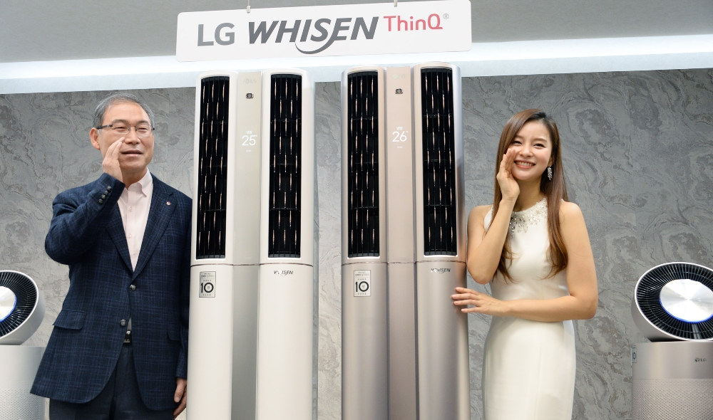 △지난 1월 LG전자는 ‘2018년형 휘센 에어컨’ 신제품발표회를 열었다. 송대현 LG전자 H&A사업본부장(사장)이 모델과 함께 ‘휘센 씽큐 에어컨’을 소개하고 있다 / 사진=LG전자