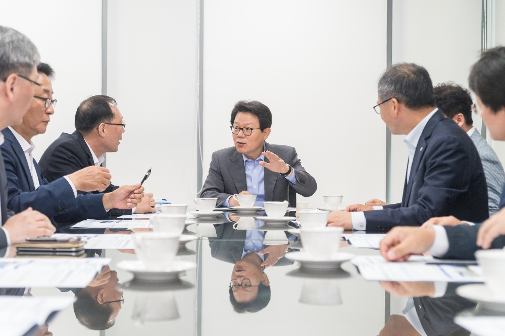 14일 경기도 의왕에 소재한 NH통합IT센터에 방문한 김광수 회장(가운데)이 현장경영간담회에서 임직원들에게 당부말을 하고 있다. / 사진= 농협금융지주