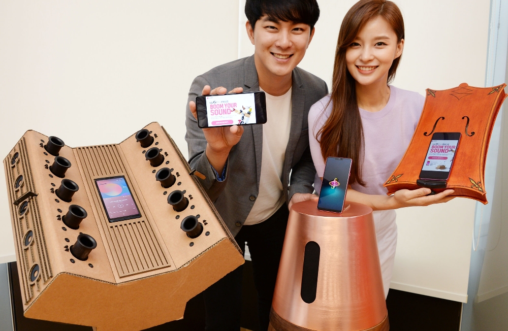 △17일 모델이 서울 여의도 LG트윈타워에서 이번 이벤트의 심사위원들이 직접 만든 G7씽큐 붐박스 부스터 작품을 소개하고 있다.