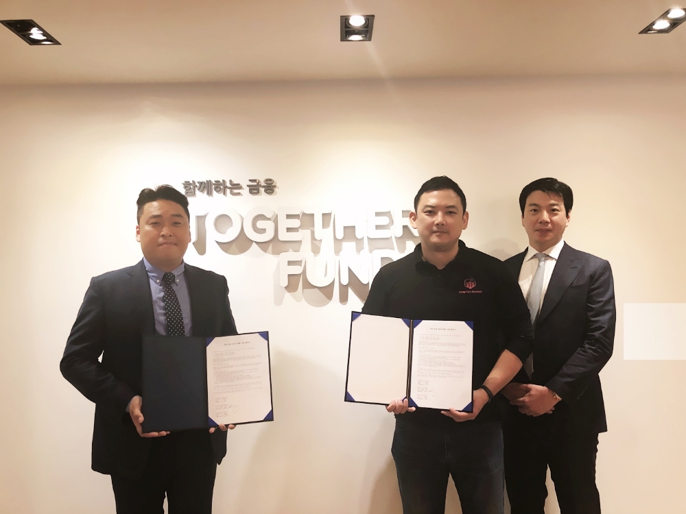 △강대구 블루랩터스 대표이사(왼쪽), 김항주 투게더앱스 대표이사가 협약식 후 기념촬영을 하고 있다./사진=투게더펀딩