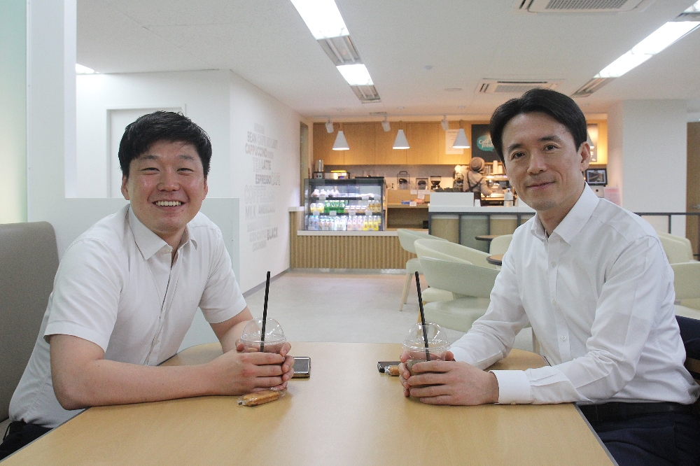 △하나생명 직원들이 테마커피에 참여하여, 임직원들과의 자유로운 소통을 즐기고 있다. / 사진=하나생명