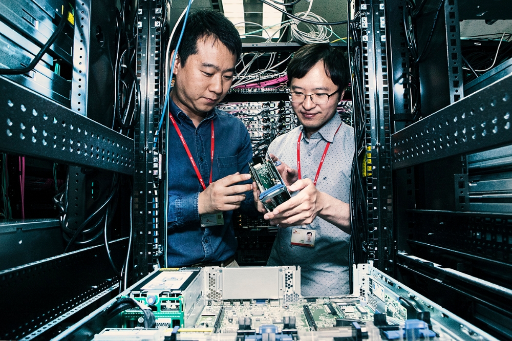 △SK텔레콤 분당 사옥에서 연구원들이 AI 가속 솔루션을 테스트하고 있는 모습 / 사진=SK텔레콤