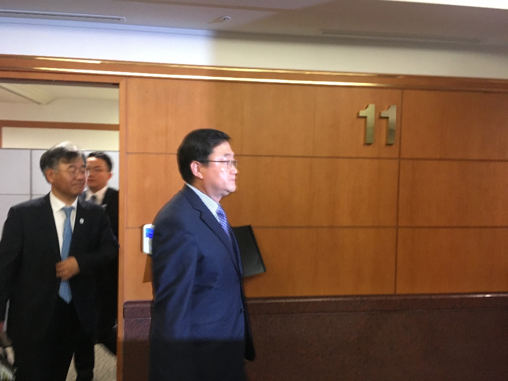 ▲구성훈 삼성증권 대표가 21일 오후 금융감독원에서 열린 제15차 제재심의위원회 참석을 위해 대회의실로 향하고 있다.