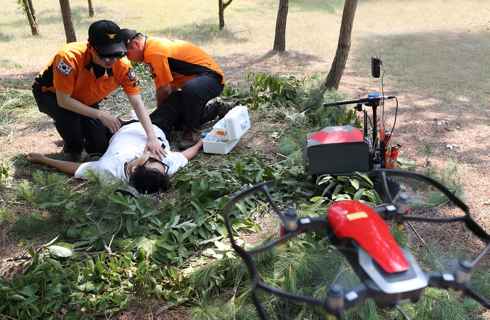 △구조대가 ‘스카이십 플랫폼’을 활용하여 조난자 구조활동을 벌이는 모습