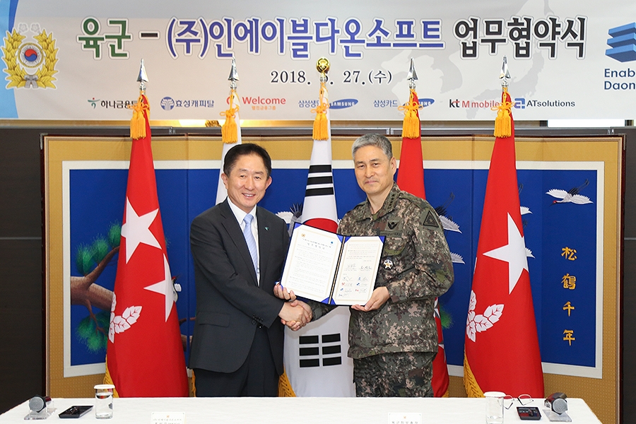 업무협약식에서 이진국 하나금융투자 사장(왼쪽)과 김용우 육군참모 총장이 기념촬영을 하고 있다. 사진=하나금융투자