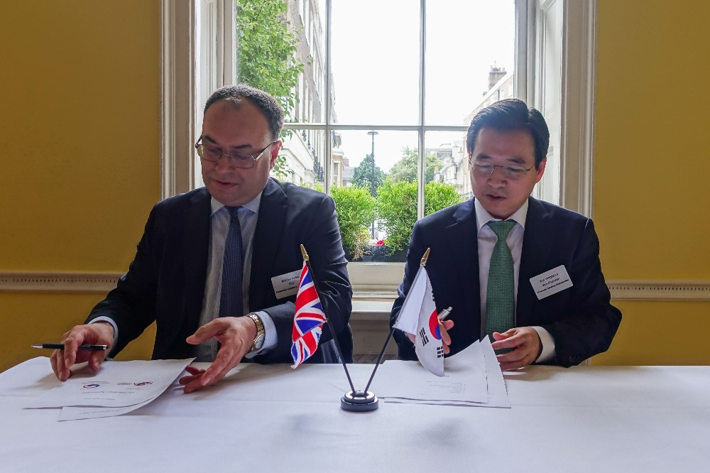 김용범 금융위 부위원장은 27일 영국 런던 아시아하우스에서 열린 제5차 한·영 금융협력포럼에 참석해 앤드류 베일리(Andrew Bailey) 영국 금융행위감독청(FCA) 청장과 한·영 핀테크 브릿지 업무협약을 체결했다. / 사진제공= 금융위원회