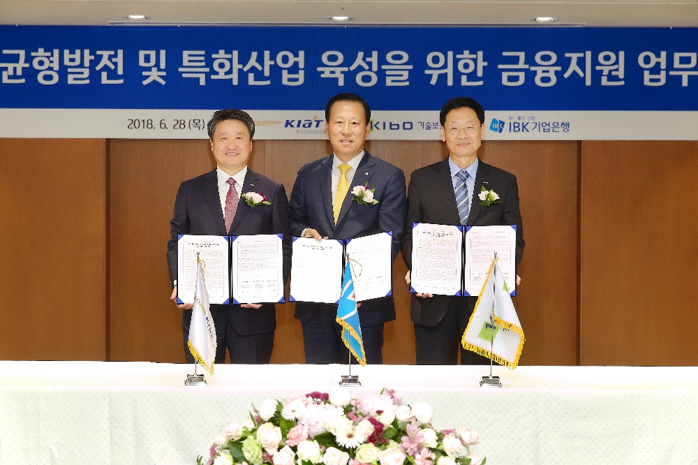 28일 을지로 기업은행 본점에서 김도진 기업은행장(가운데)과 김학도 한국산업기술원장(왼쪽), 강낙규 기술보증기금 이사장 직무대행이 협약식을 마치고 기념촬영을 하고 있다. / 사진제공= 기업은행