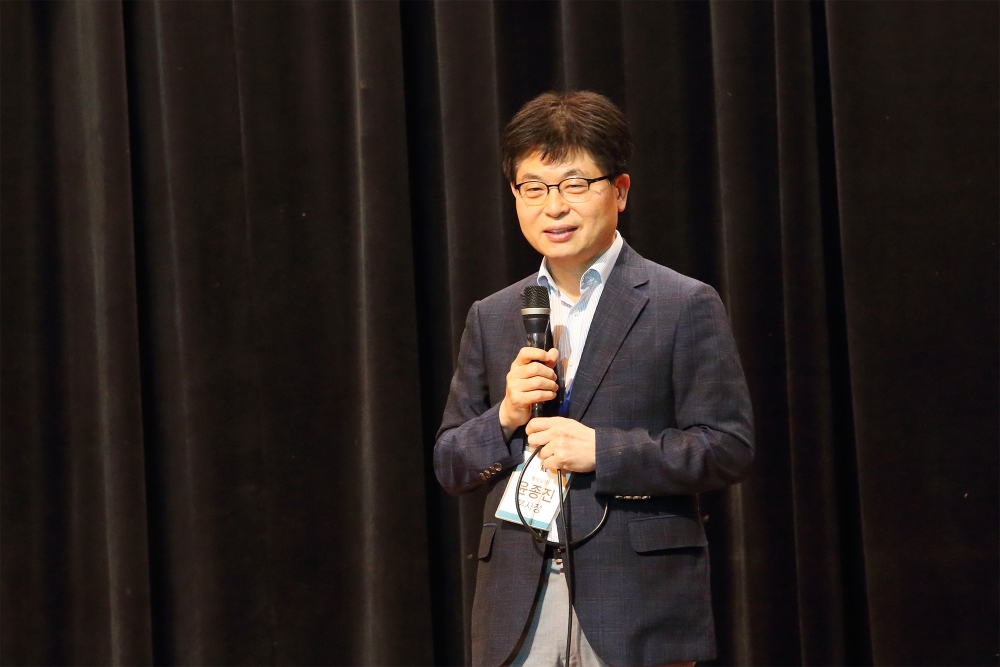 △28~29일 KT 대관령수련관에서 진행된 ‘KT 그룹홍보 전략 워크숍’에서 윤종진 KT 홍보실 부사장이 인사말을 하고 있다 / 사진=KT