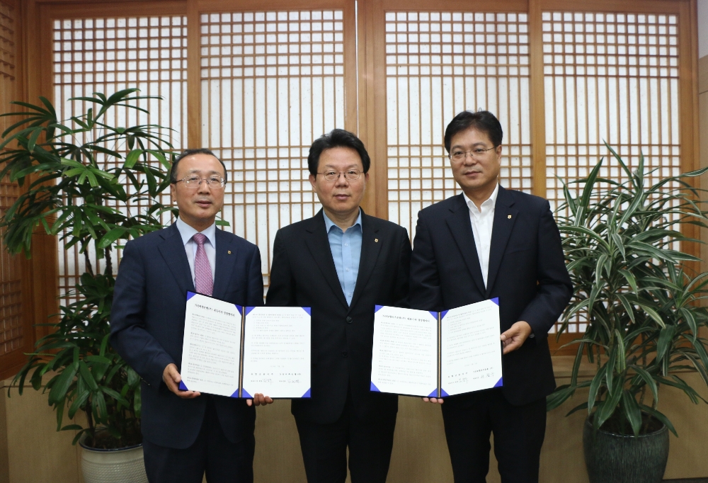 2일 서대문 농협금융 본사에서 농협금융지주 김광수 회장과 자회사 CEO들이 경영협약식을 마치고 기념촬영을 하고 있다. 왼쪽부터 김건영 NH저축은행 대표, 김광수 NH농협금융지주 회장, 서철수 NH농협리츠운용 대표. / 사진제공= 농협금융지주