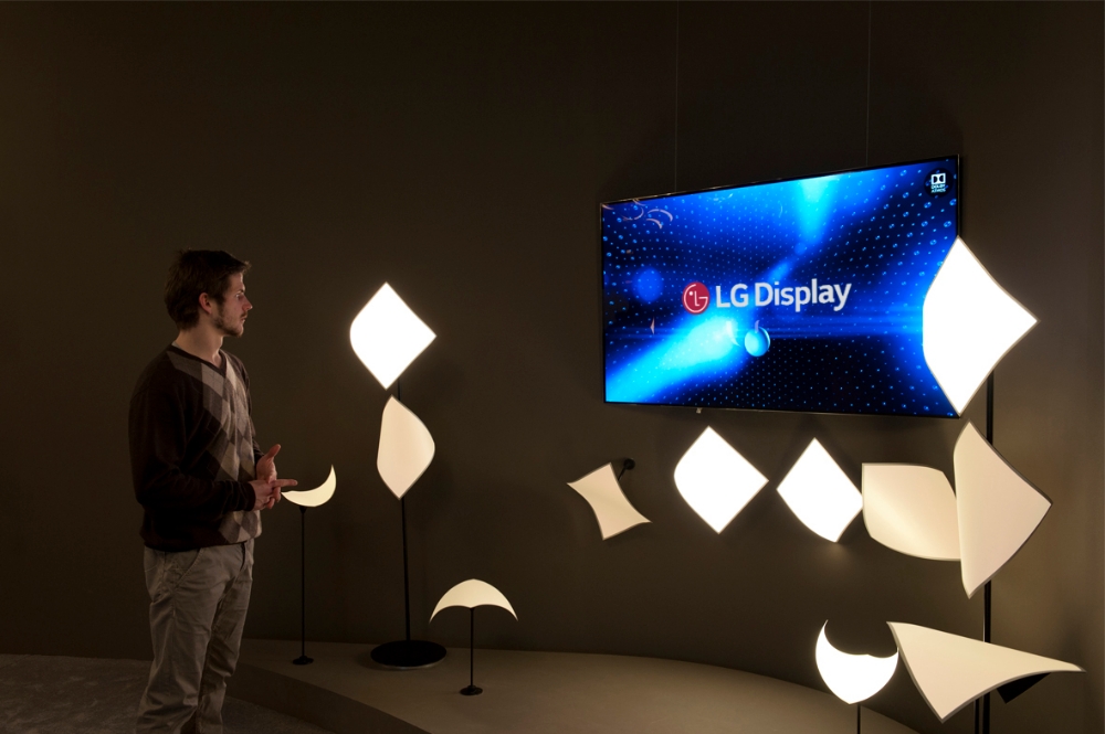 △지난 3월 LG디스플레이가 세계 최초로 공개한 크리스탈 사운드 올레드(CSO) 기술이 적용된 소리나는 OLED 조명 제품 / 사진=LG디스플레이
