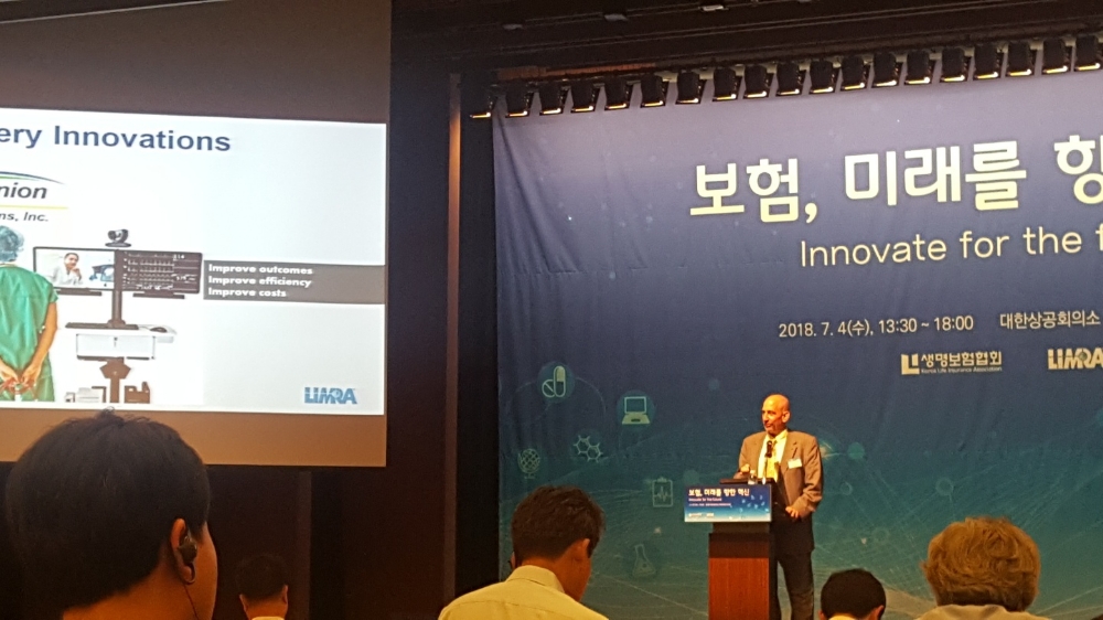 △생명보험협회 '보험, 미래를 향한 혁신' 세미나에 참석한 LIMRA 래리 하트숀 수석 부사장이 주제발표를 이어가고 있다. / 사진=장호성 기자