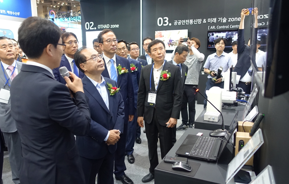 △해양안전 엑스포 첫 날인 4일 오거돈 부산광역시장과 강준석 해양수산부 차관이 KT 전시관을 체험하고 있다 / 사진=KT