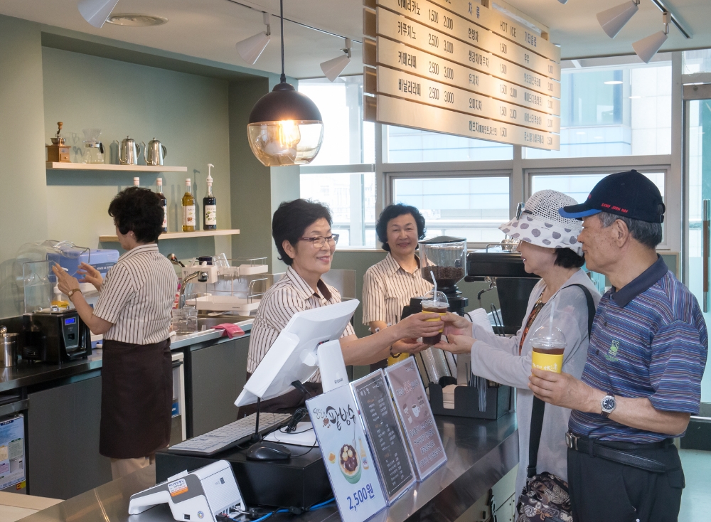 △삼성전자 후원으로 설치된 ‘카페 休:휴’ 5호점 / 사진=삼성전자