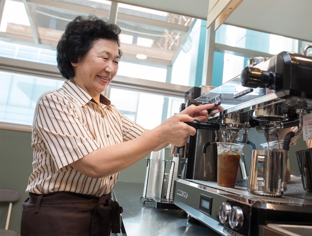 △아산시 ‘카페 休:휴’ 5호점에 근무하는 김순점 씨가 고객이 주문한 아메리카노를 직접 내리고 있다 / 사진=삼성전자