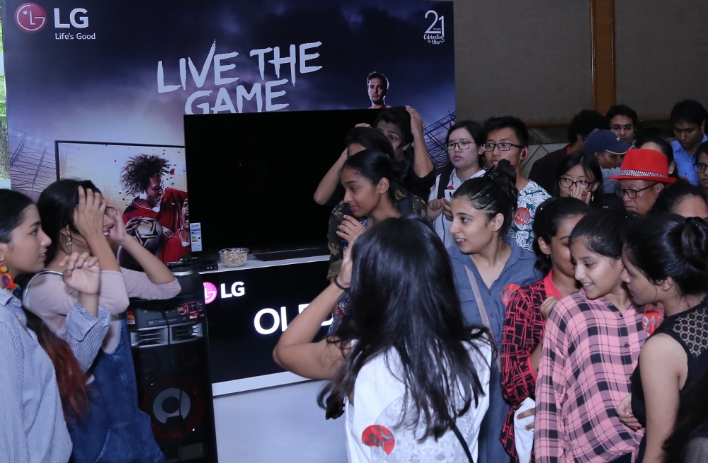 △현지시간 9일 저녁 ‘2018 창원 케이팝 월드 페스티벌 인도’ 공연을 보기 위해 인도 뉴델리 시리포트 오디토리움을 찾은 케이팝 팬들이 LG 엑스붐 오디오의 강력한 사운드를 즐기고 있다 / 사진=LG전자