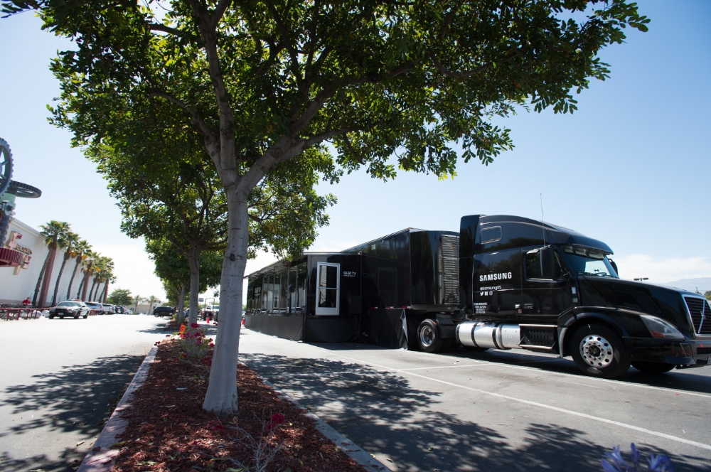 △대형 트럭에 마련된 삼성 QLED TV 이동형 체험관 전경 / 사진=삼성전자