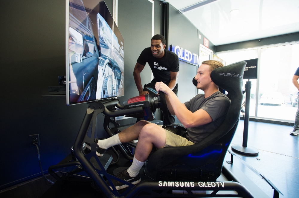 △로스엔젤레스에서 체험관 방문객들이 삼성 QLED TV로 엑스박스의 게임을 즐기고 있다 / 사진=삼성전자