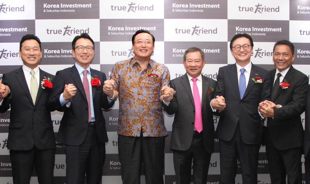 ▲한국투자증권은 9일 인도네시아 자카르타에서 'KIS인도네시아' 현지법인 공식 출범 기념식을 가졌다. (왼쪽부터) 김성환 한국투자증권 부사장, 송상엽 KIS 인도네시아 법인장, 김남구 한국투자금융지주 부회장, 죠니(Johnny) KIS 인도네시아 주주, 유상호 한국투자증권 사장, 모낭 실라라히(Monang silalahi) KIS 인도네시아 주주./사진=한국투자증권