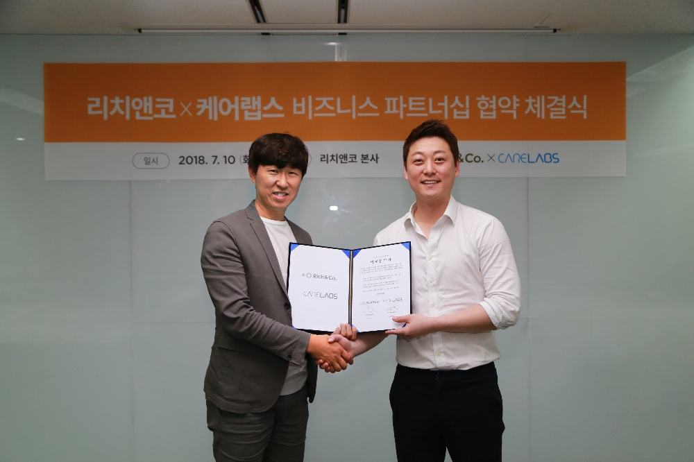 △왼쪽부터 리치앤코 한승표 대표이사, 케어랩스 김동수 대표이사 / 사진=리치앤코