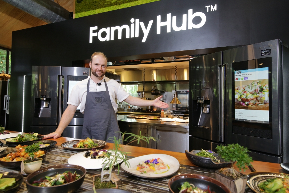△유기농 요리로 유명한 캐나다 출신 올리버 트루스데일 주트라스(Oliver Truesdale-Jutras) 셰프가 ‘패밀리허브’를 선보이고 있다 / 사진=삼성전자
