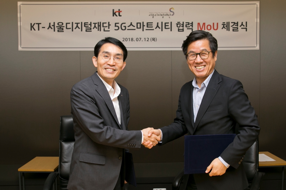 △KT가 서울디지털재단과 12일 서울 종로구 KT광화문빌딩 이스트에서 ‘5G 기반 스마트시티 솔루션 발굴 및 공공서비스 혁신을 위한 업무협약(MOU)’을 체결하고 이용규 KT 5G사업본부 상무(왼쪽)와 이치형 서울디지털재단 이사장이 기념사진 촬영을 하고 있다.
