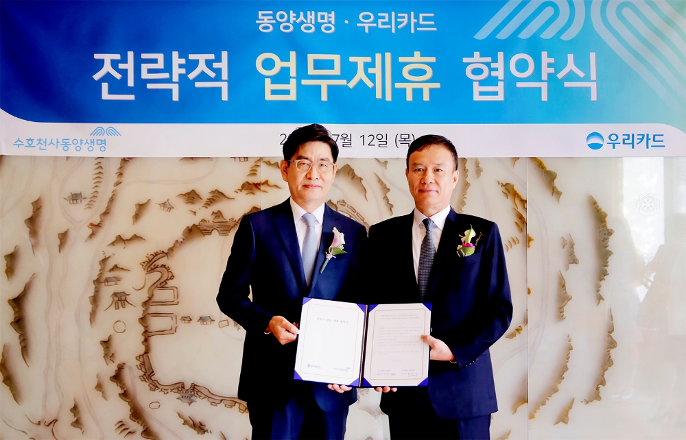 △정원재 우리카드 사장(왼쪽)과 뤄젠룽 동양생명 사장이 12일 업무제휴 협약(MOU)을 체결한 후 기념사진을 촬영하고 있다./사진=