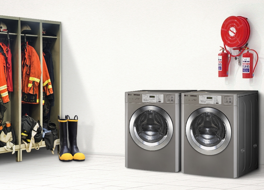 △LG전자와 인천소방본부는 11일 인천시 주안동에 위치한 인천남부소방서에서 방화복 세탁기 기증했다. LG전자는 방화복 세탁기가 소방관들의 근무환경을 높여줄 것으로 기대하고 있다 / 사진=LG전자