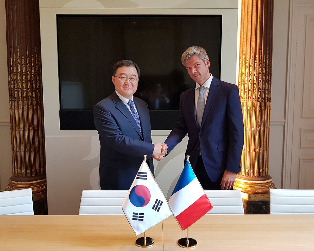 ▲삼성-IPM 컨소시엄은 12일(현지시간) 프랑스 파리에서 덩케르크 LNG터미널 지분인수 계약을 맺었다. 구성훈 삼성증권 대표(왼쪽)와 에므릭 듀콥(Aymeric DUCROCQ) 프랑스 전력공사 EDF M&A 본부장./사진=삼성증권