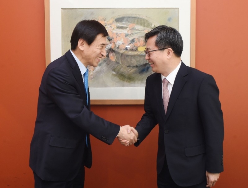 이주열 한국은행 총재와 김동연 경제부총리가 악수를 하고 있다. / 사진=한국은행