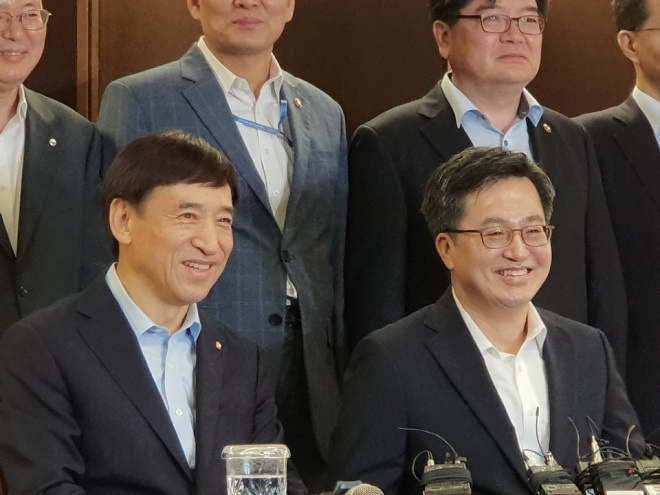 김동연 부총리 겸 기획재정부장관과 이주열 한국은행 총재가 16일 오전 한국은행 대회의실에서 조찬회동에 앞서 모두발언을 준비하고 있다. / 사진 = 박경배