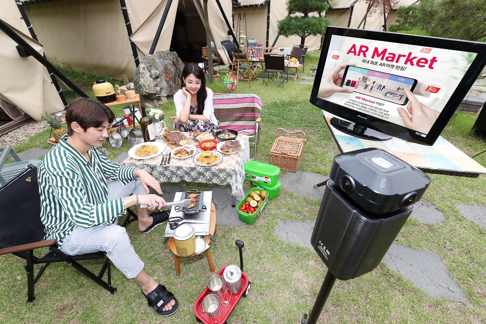 △NS 홈쇼핑의 글램핑 기획전 360도 영상 촬영 현장에서 쇼핑모델들이 KT의 AR Market을 소개하고 있다 / 사진=KT