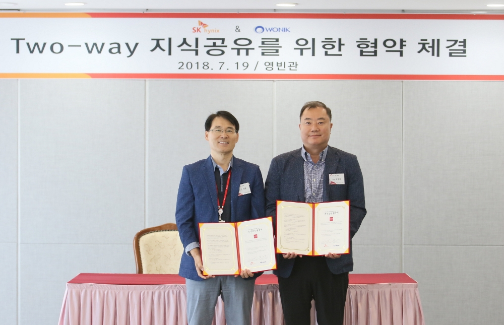 △19일 열린 쌍방향(Two-way) 지식공유 협약식에서 김대영 SK하이닉스 상무(왼쪽)와 박영규 원익 사장이 기념촬영을 하고 있다 / 사진=SK하이닉스