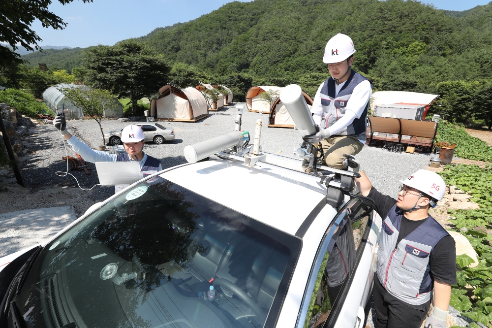 △KT 직원들이 강원도 영월군 무릉도원면 법흥계곡 캠핑장에서 네트워크 품질을 점검하고 있다 / 사진=KT