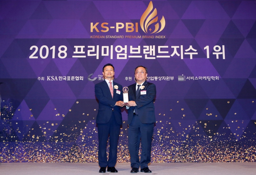 신한은행은 19일 서울 중구 을지로 소재 롯데호텔에서 진행된 ‘2018 프리미엄 브랜드지수(KS-PBI)’ 시상식에서 5년 연속 은행부문 1위, 11년 연속 PB부문 1위를 수상했다. 신한은행 김성우 부행장(왼쪽)과 한국표준협회 이상진 회장(오른쪽)이 시상식을 마치고 기념촬영을 하고 있다. / 사진= 신한은행
