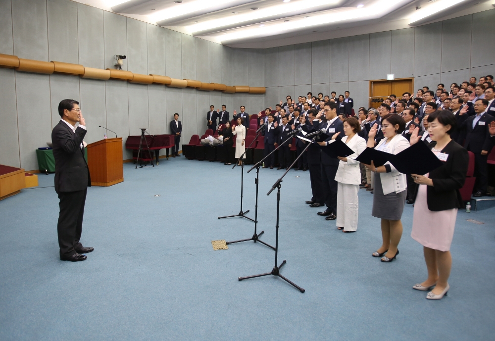 △한화생명 차남규 대표이사 부회장(사진 왼쪽)이 본사/영업관리자/FP/사무직원/고객센터장 5개 업무분야의 대표직원 및 임직원과 함께 소비자보호 행동강령을 적극 실천할 것을 다짐하며 서약을 하고 있다. /사진=한화생명