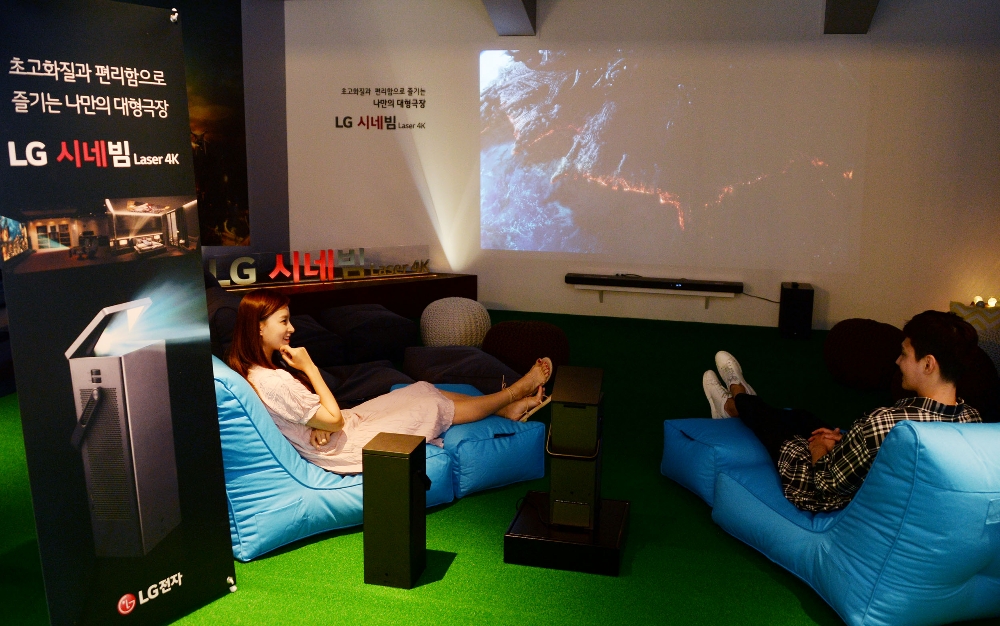 △CGV용산아이파크몰을 찾은 고객들이 편안한 소파에 앉아 ‘LG 시네빔 레이저 4K’로 구현한 150인치 화면으로 영화를 감상하고 있다 / 사진=LG전자