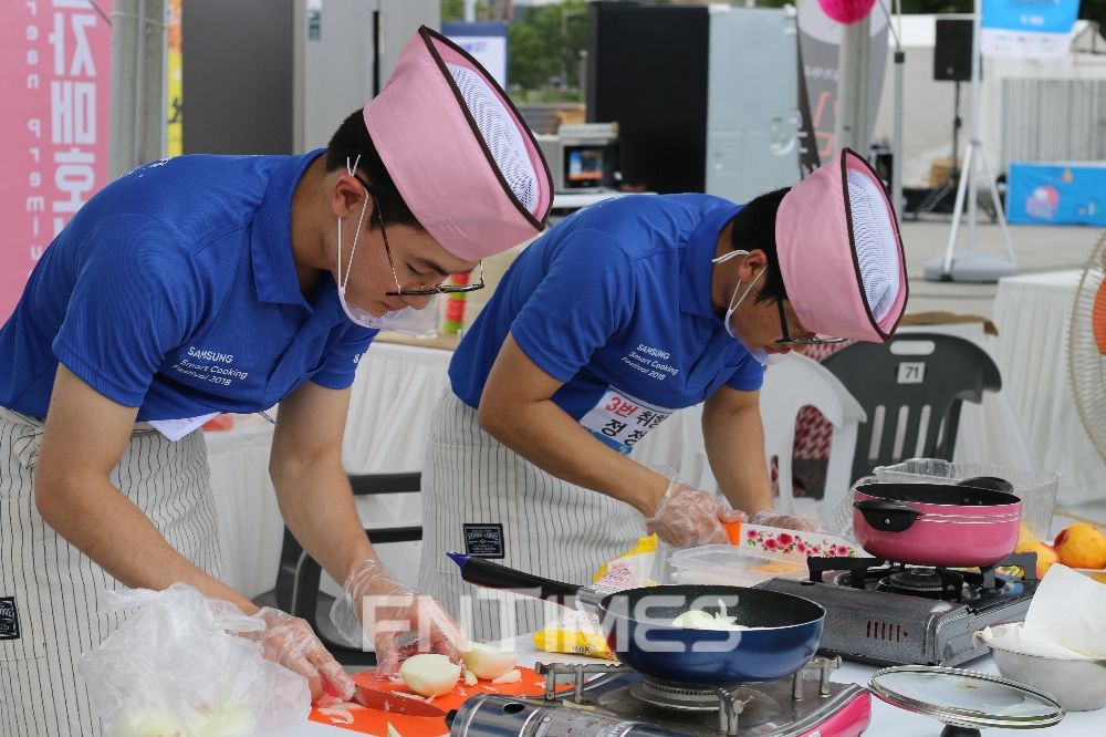 △7월 22일 광주 아시아문화전당 하늘마당에서 열린 ‘삼성 스마트 쿠킹 대회’ 참가자들이 ‘빠르고 간편한 요리’를 콘셉트로 요리를 하고 있다 / 사진=삼성전자