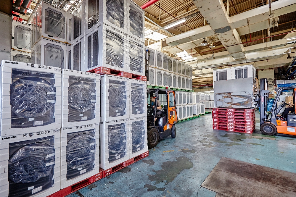 △삼성전자 건조기가 삼성전자 광주사업장 물류창고에서 수요가 많은 여름철을 맞아 대규모로 출하되고 있다 / 사진=삼성전자