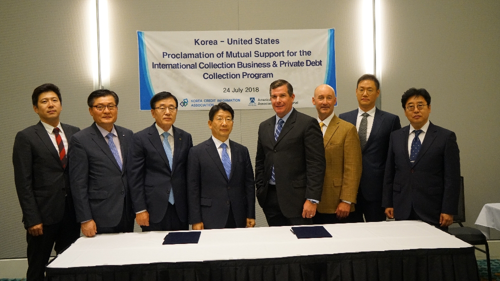 △(왼쪽부터) 윤태훈 고려신용정보 대표이사, 윤승욱 신한신용정보 대표이사, 김홍희 우리신용정보 대표이사, 김희태 신용정보협회 회장, 잭 브라운(Jack W. Brown) 국제채권추심협회(ACAI) 회장, 마크 넵(Mark Neeb) 국제채권추심협회 사무총장, 변현석 미래신용정보 대표이사, 김현구 F&U신용정보 대표이사가 협약식 후 기념촬영을 하고 있다./사진=신용정보협회
