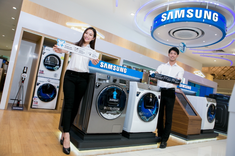 △싱가포르의 하비 노만 밀레니얼 워크(Harvey Norman Millenial Walk)에 위치한 삼성전자 매장에서 프로모터가 삼성 ‘퀵드라이브’를 소개하고 있다 / 사진=삼성전자