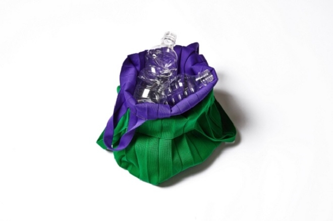 효성티앤씨와 스타트업 플리츠마마가 페트병에서 추출한 실로 만든 친환경 에코백.